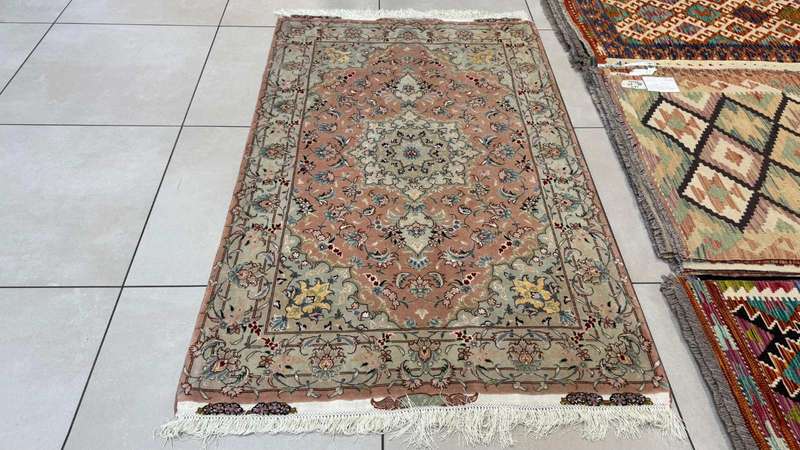 Very Fine Persian Tabriz Carpet 150cm x 100cm Hand Knotted