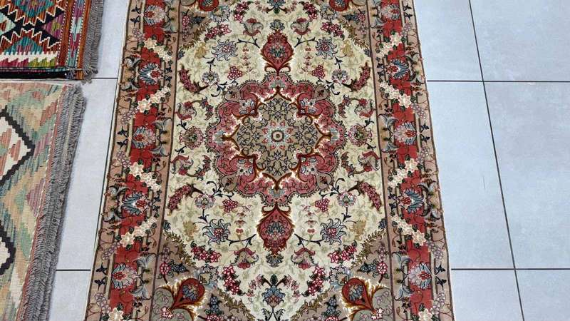 Very Fine Persian Tabriz Carpet 150cm x 100cm Hand Knotted