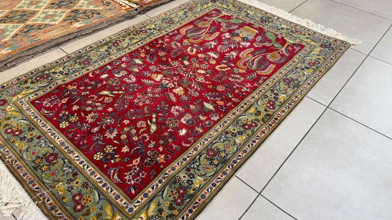 Fine Persian Kashan Carpet 175cm x 110cm Hand knotted