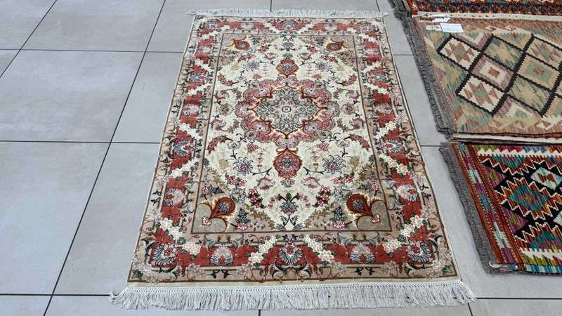Very Fine Persian Tabriz Carpet 150cm x 100cm Hand Knotted