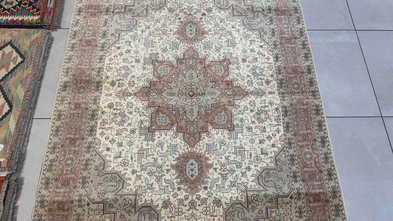 Very Fine Persian Tabriz Carpet 200cm x 150cm Hand Knotted