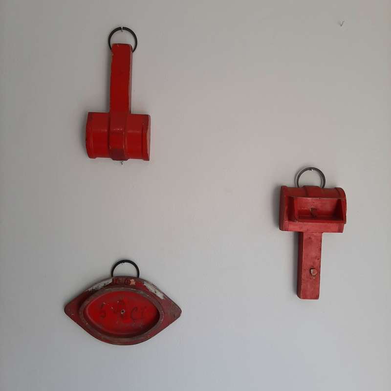 Red hanging hole cover shape