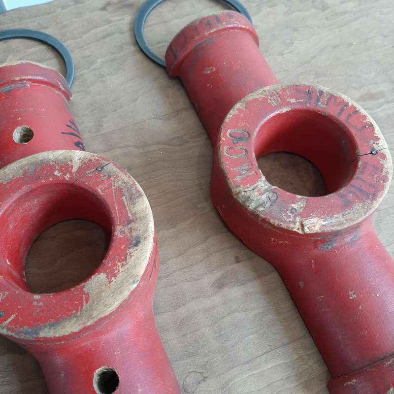 Red hanging toggle shapes