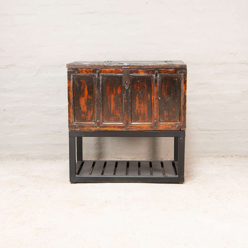 Kist on Stand