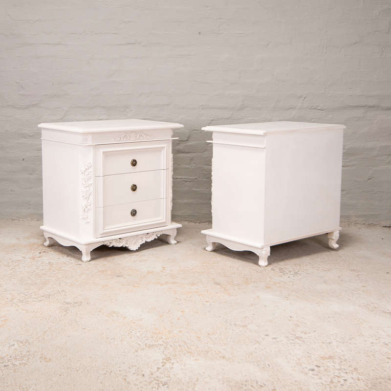 Large pedestals in white