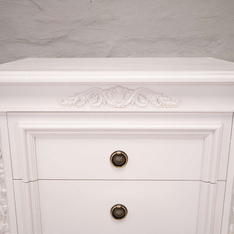 Large pedestals in white