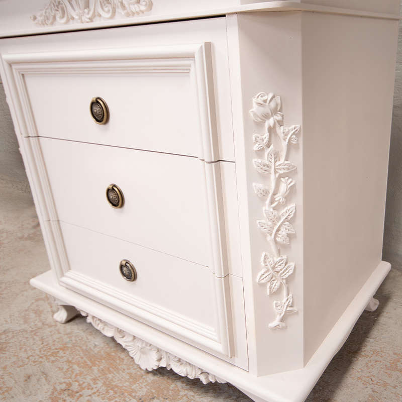 Large pedestals in white
