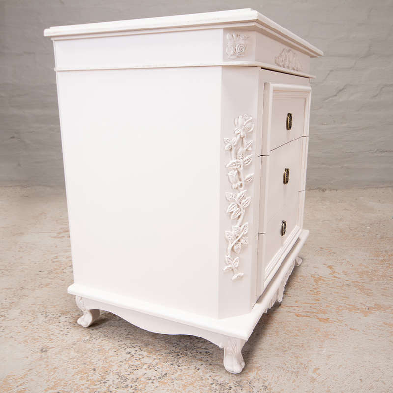 Large pedestals in white