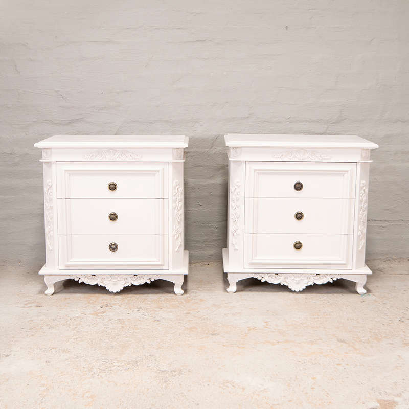 Large pedestals in white