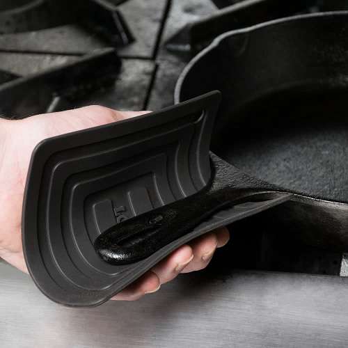 LODGE 14.76CM SILICONE POT HOLDER BLACK