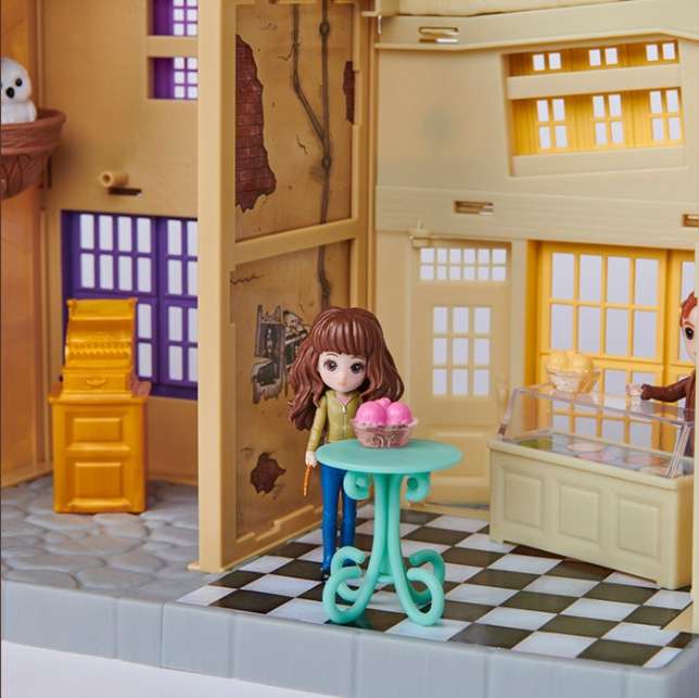 HARRY POTTER DIAGON ALLEY(HERMIONE & FRED)
