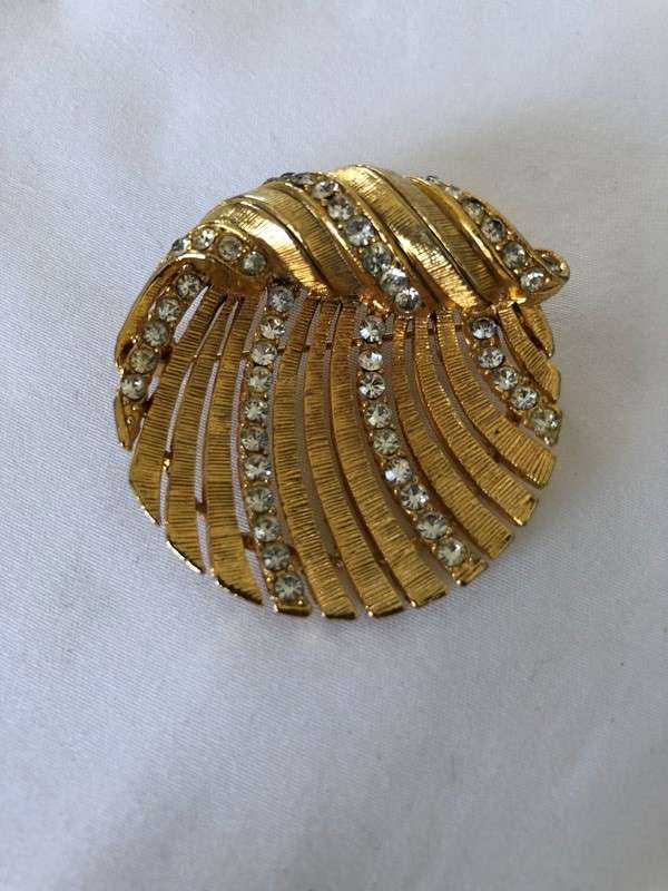 Brooch - Gold Plated Shell Shape Round Diamante Brooch #ML0039 | Dimensions: 44mm