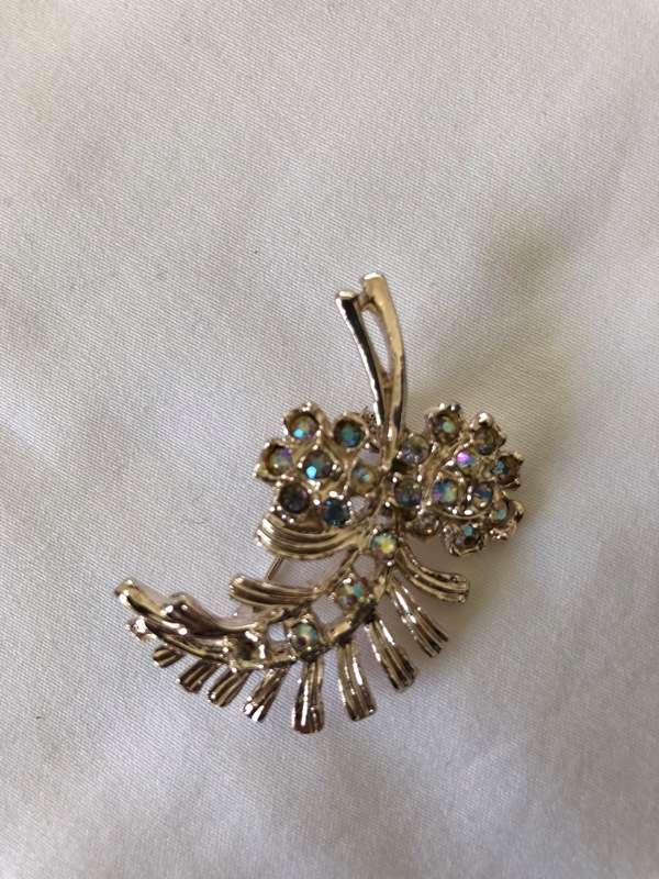 Brooch - Silver Plated Leaf Shape With Blue And White Beads #ML042