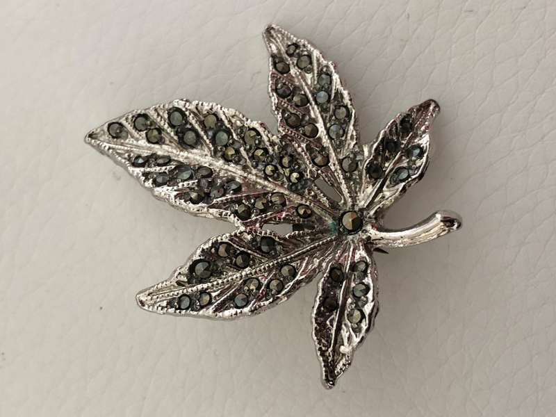 Brooch - 5 leaves with Embedded Diamante. Silver Colour #ML112
