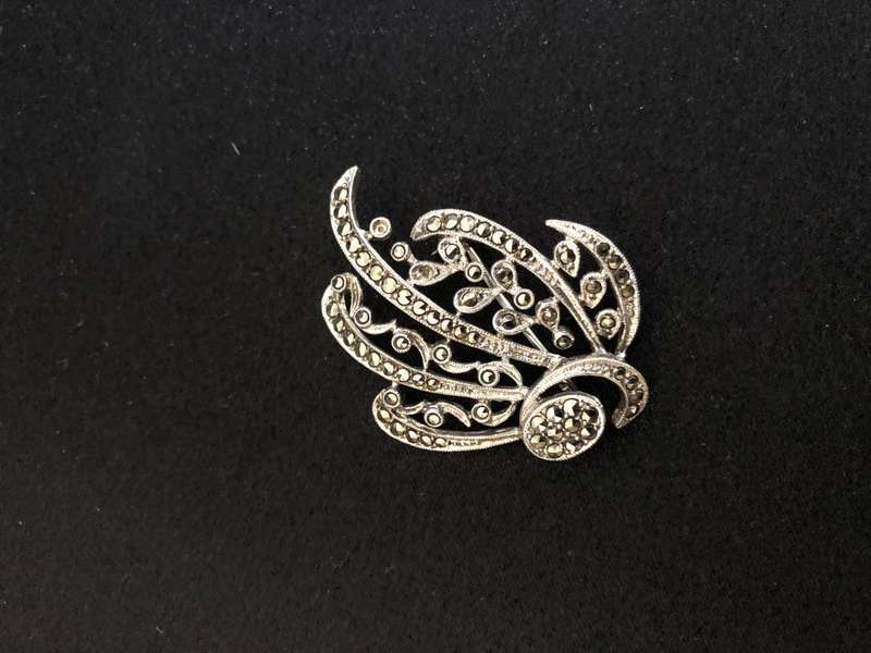 Brooch - Vintage Silver Colour Marcasite Brooch with Leafy Pattern (Missing 2 Stones) #ML008