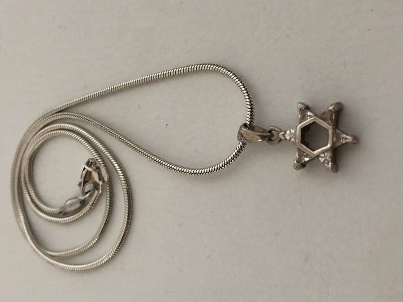 Necklace - Magen David Pendant With White Stones On Chain. Silver Colour #ML141