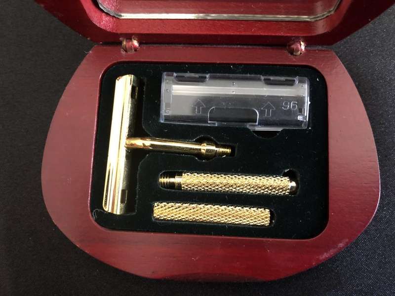 Men`s Travel Razor Set, Gold Tone - Small (In Compact With Mirror) #ML205 R295.00