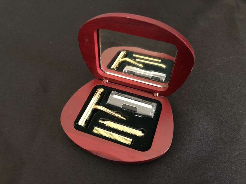 Men`s Travel Razor Set, Gold Tone - Small (In Compact With Mirror) #ML205 R295.00