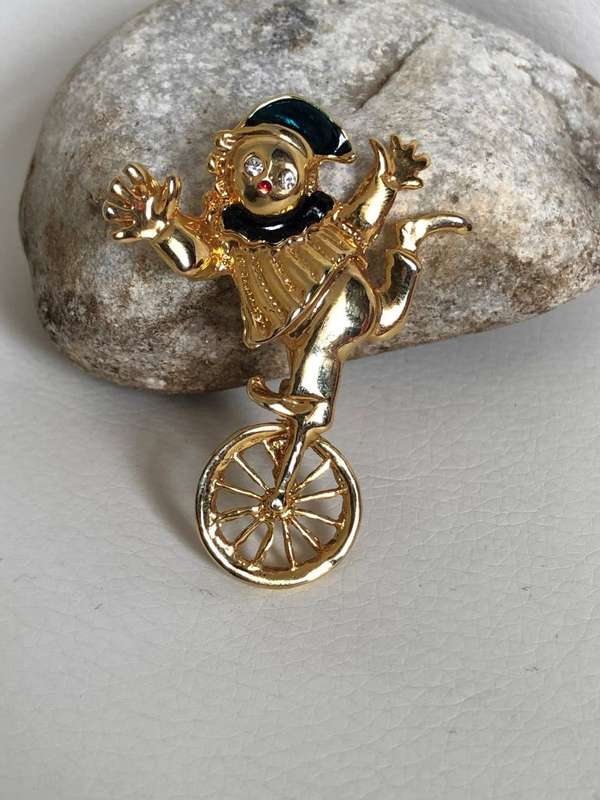 Gold Plated Clown Brooch With Splashes of Green Colour And White Stones #ML349 R120.00 | Dimensio...