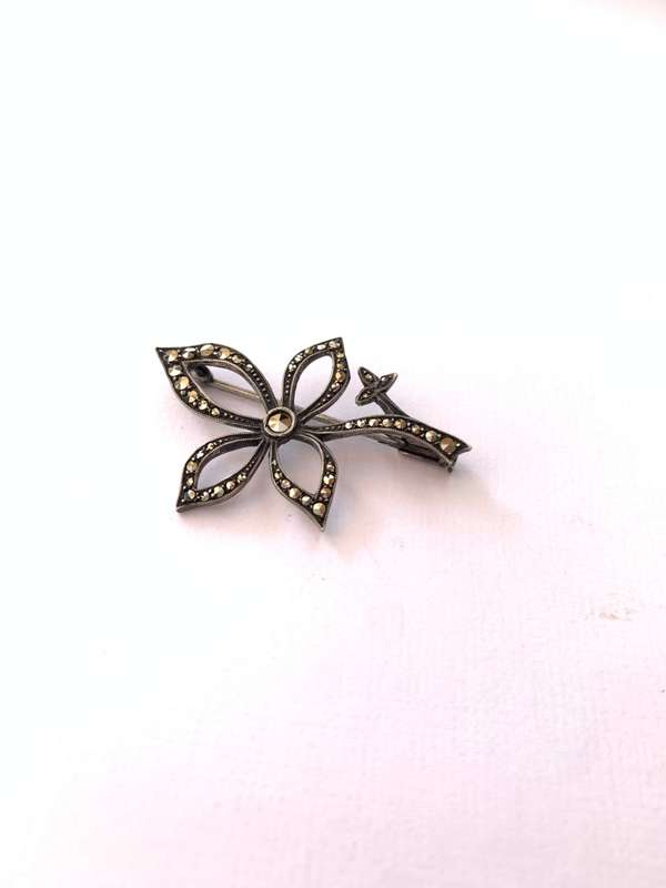 Brooch - Vintage Marcasite Flower Brooch. Silver Colour #ML986