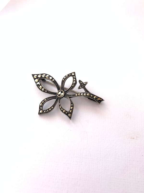 Brooch - Vintage Marcasite Flower Brooch. Silver Colour #ML986