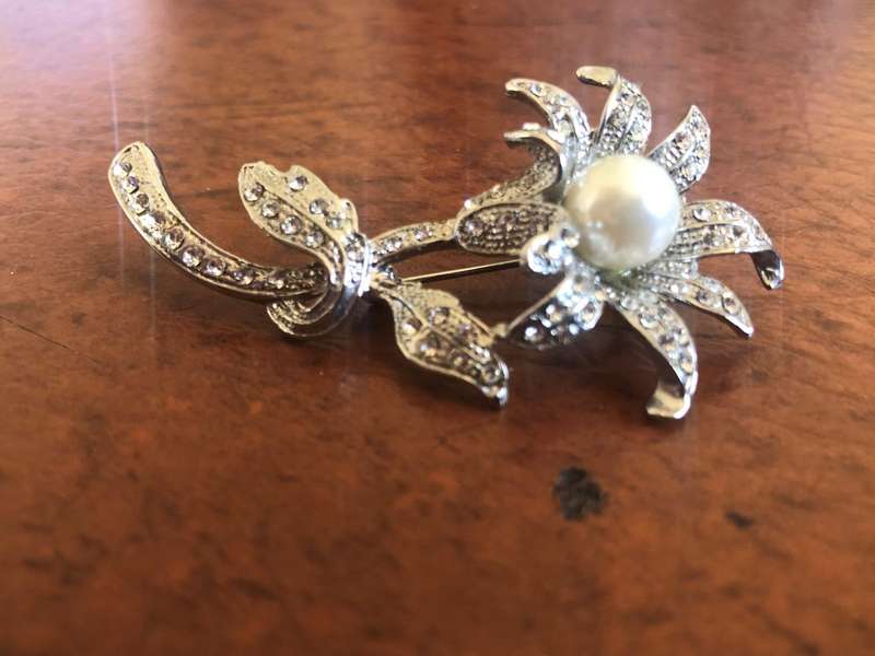 Brooch - Silver Tone Flower With Diamante Stones And Large Pearl Centre #ML419
