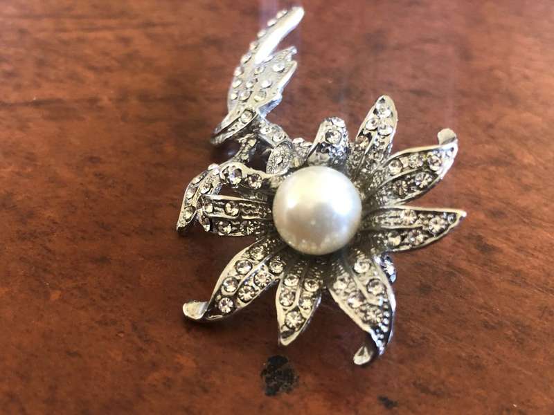 Brooch - Silver Tone Flower With Diamante Stones And Large Pearl Centre #ML419