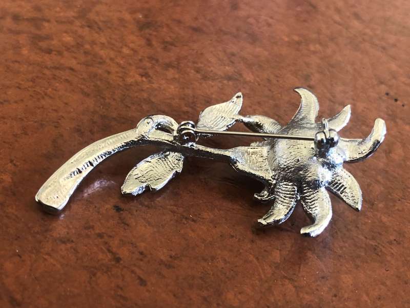 Brooch - Silver Tone Flower With Diamante Stones And Large Pearl Centre #ML419