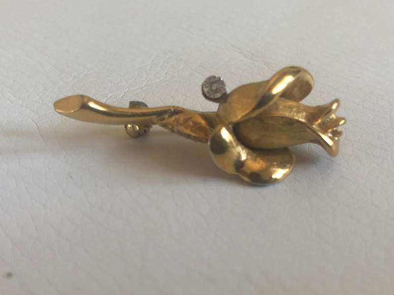 Brooch - Rose Design And One Diamante On The Side. Gold Colour #ML427