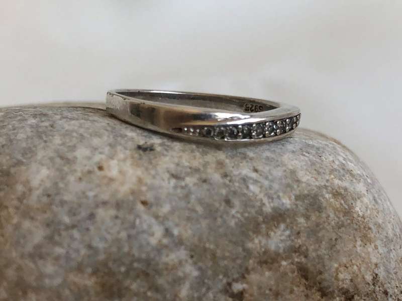 Ring - .925 Silver Band With Overlapping Setting With Small White Stones #ML432