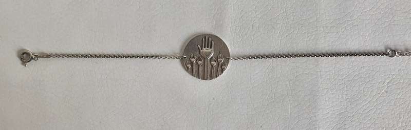 925 Silver Braclet, Disc With Hands, Embossed, in middle of chain #ML526 R395.00 | Dimensions: 20...