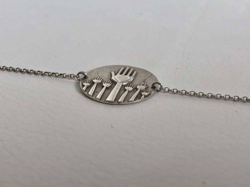 925 Silver Braclet, Disc With Hands, Embossed, in middle of chain #ML526 R395.00 | Dimensions: 20...