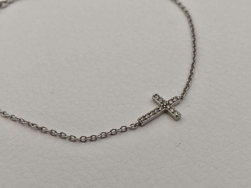 925 Silver Bracelet, Thin Chain & Cross #ML570 R495.00 | Dimensions: Bracelet is 225mm in Length,...