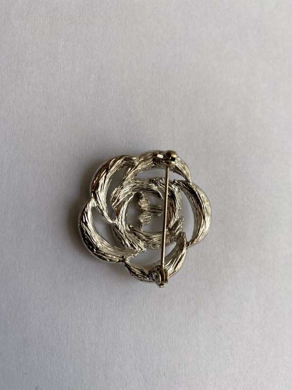 Brooch - Flower With White Diamante Beads. Silver Colour #ML654