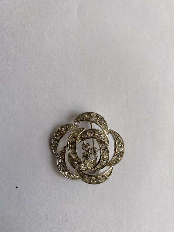 Brooch - Flower With White Diamante Beads. Silver Colour #ML654