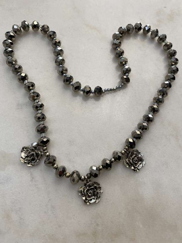 Necklace - Beaded Necklace With Shiny Beads And 3 Flower Pendants. Silver Plated #ML660