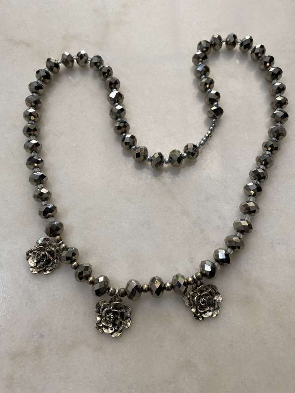 Necklace - Beaded Necklace With Shiny Beads And 3 Flower Pendants. Silver Plated #ML660