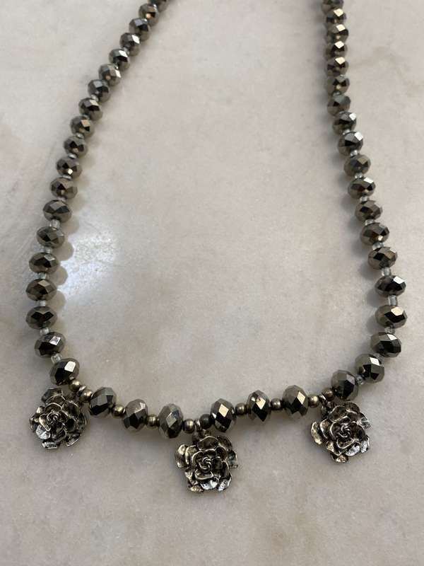 Necklace - Beaded Necklace With Shiny Beads And 3 Flower Pendants. Silver Plated #ML660