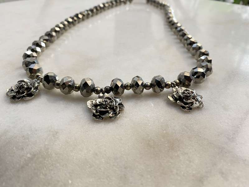 Necklace - Beaded Necklace With Shiny Beads And 3 Flower Pendants. Silver Plated #ML660