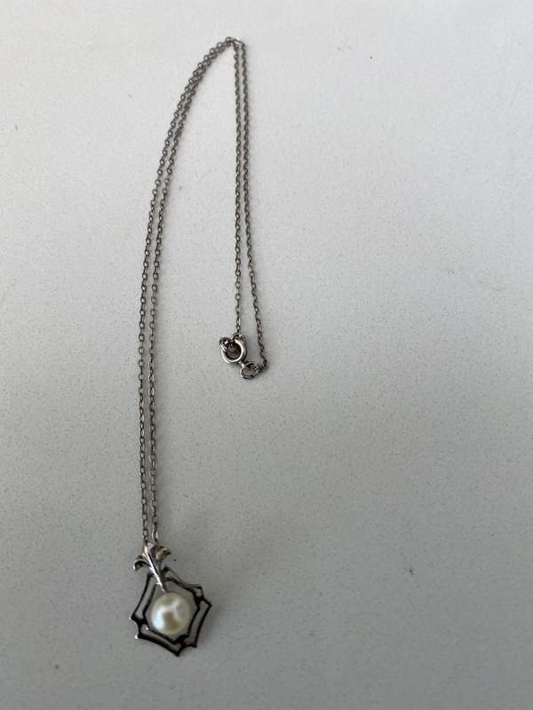 Silver Plated Necklace With Pendant - Dainty With Pearl Set in Centre & Fleur de Lis on Top #ML67...