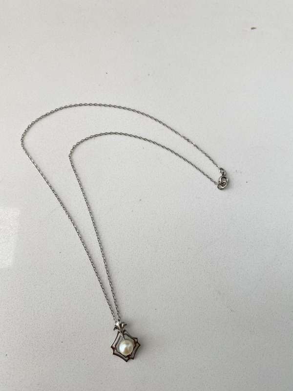Silver Plated Necklace With Pendant - Dainty With Pearl Set in Centre & Fleur de Lis on Top #ML67...