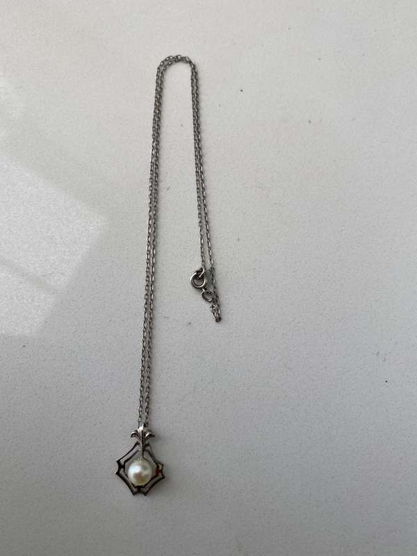 Silver Plated Necklace With Pendant - Dainty With Pearl Set in Centre & Fleur de Lis on Top #ML67...