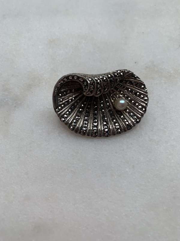 Brooch - Vintage Silver Tone Marcasite Shell Shape With Faux Pearl #ML758