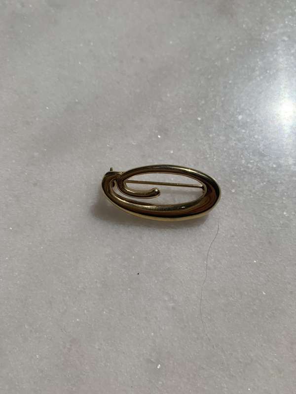 Brooch - Round Swirl Design. Gold Colour #ML850
