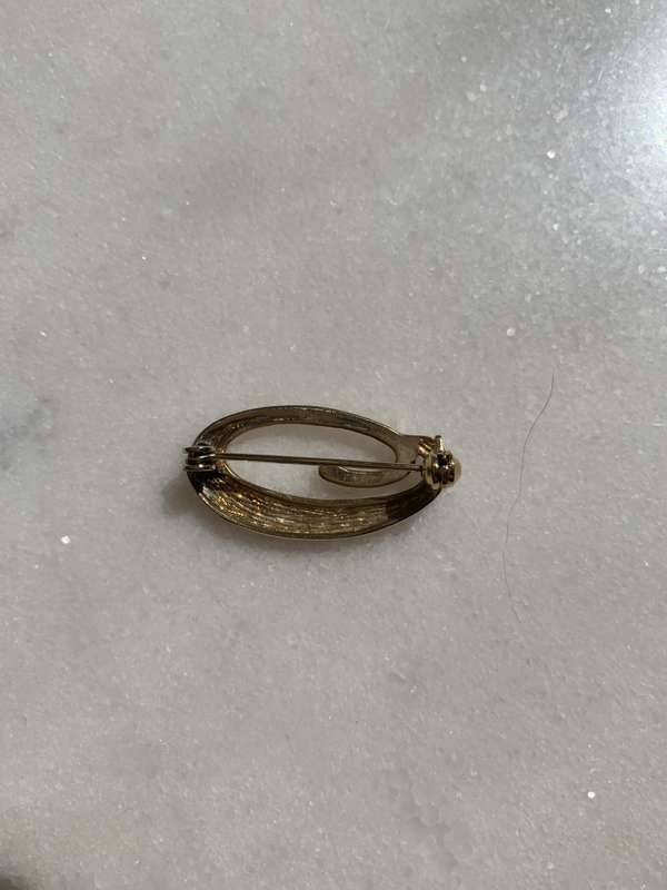 Brooch - Round Swirl Design. Gold Colour #ML850