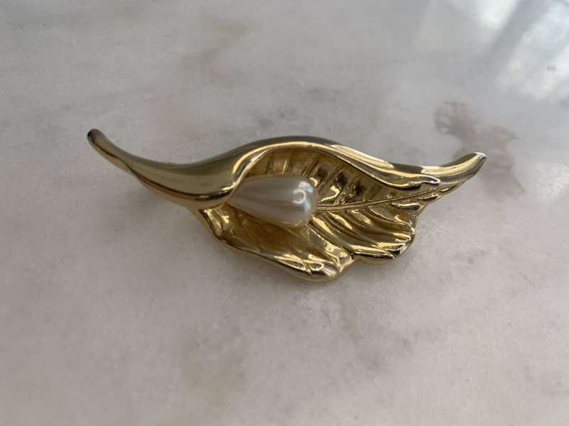Brooch - Leaf Brooch With Teardrop Shape Pearly Inset. Gold Coloured #ML913