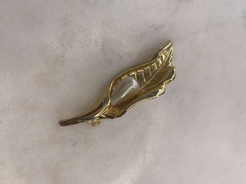 Brooch - Leaf Brooch With Teardrop Shape Pearly Inset. Gold Coloured #ML913