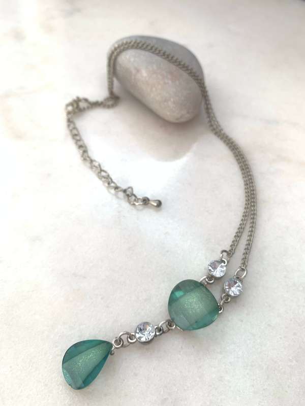 Pendant - Round & Teardrop Shaped Green Beads With 3 White Diamante Beads. Silver Colour Chain #M...