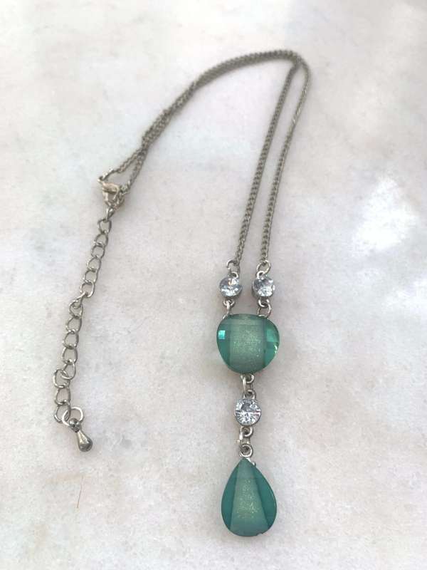 Pendant - Round & Teardrop Shaped Green Beads With 3 White Diamante Beads. Silver Colour Chain #M...