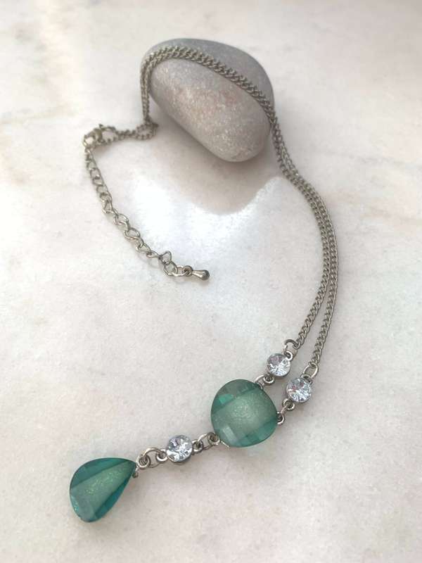 Pendant - Round & Teardrop Shaped Green Beads With 3 White Diamante Beads. Silver Colour Chain #M...